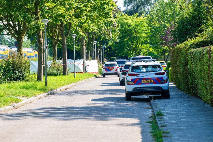 De politie doet onderzoek bij de spoorsloot in Zwolle-Zuid. - Foto: Peter Denekamp