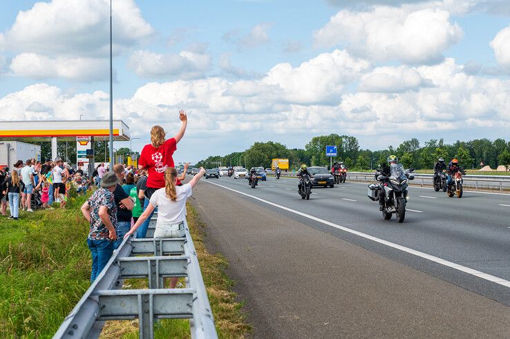 In beeld: Zwolle zwaait van TT terugkerende motorrijders uit langs A28 - Foto: Peter Denekamp