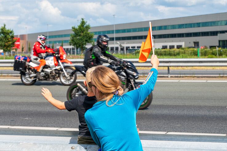 In beeld: Zwolle zwaait van TT terugkerende motorrijders uit langs A28 - Foto: Peter Denekamp