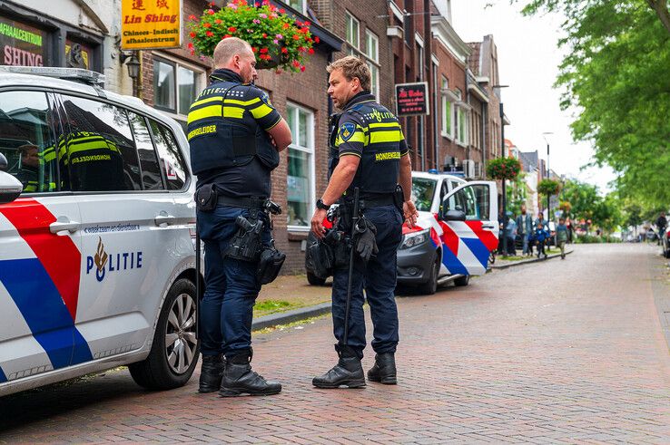 Politieagenten grendelden zondagmiddag de omgeving van de Thomas a Kempisstraat voor langere tijd af. - Foto: Peter Denekamp