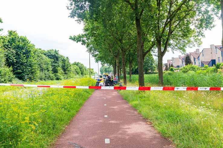 Een fietsster raakte zwaargewond na een botsing op het fietspad. - Foto: Peter Denekamp