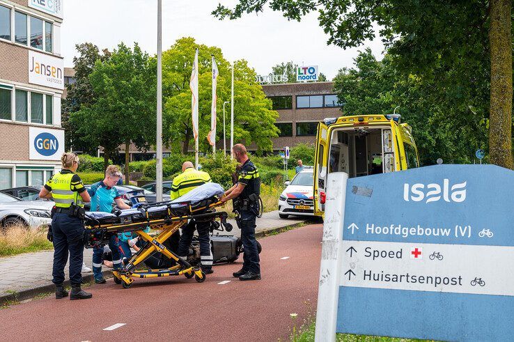 De jonge vrouw kwam met haar scooter ten val tegenover de spoedeisende hulp van het Isala ziekenhuis. - Foto: Peter Denekamp