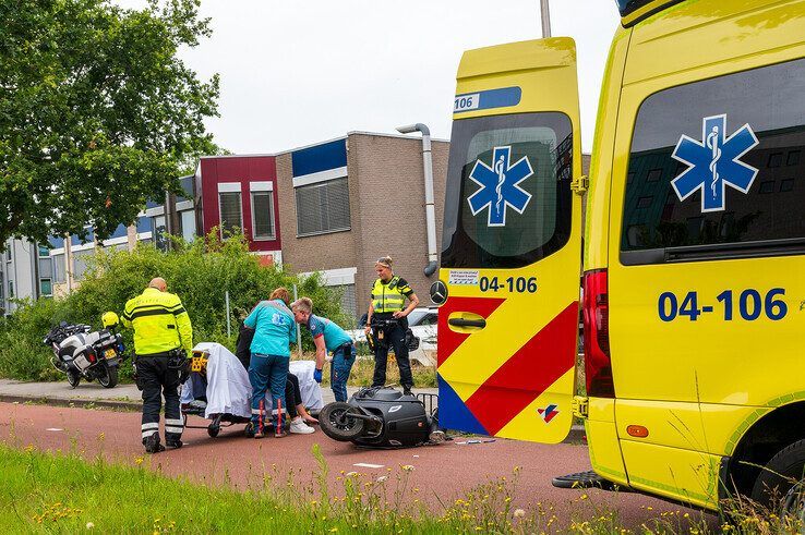 Jonge vrouw gewond na val met scooter ‘op stoep’ van Isala ziekenhuis - Foto: Peter Denekamp