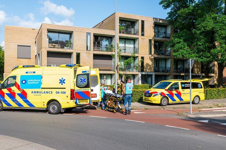 De fietser bleef gewond op de grond liggen. - Foto: Peter Denekamp