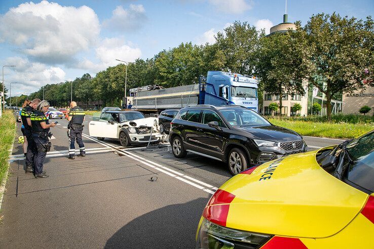 Kop-staartbotsing op de IJsselallee. - Foto: Hugo Janssen