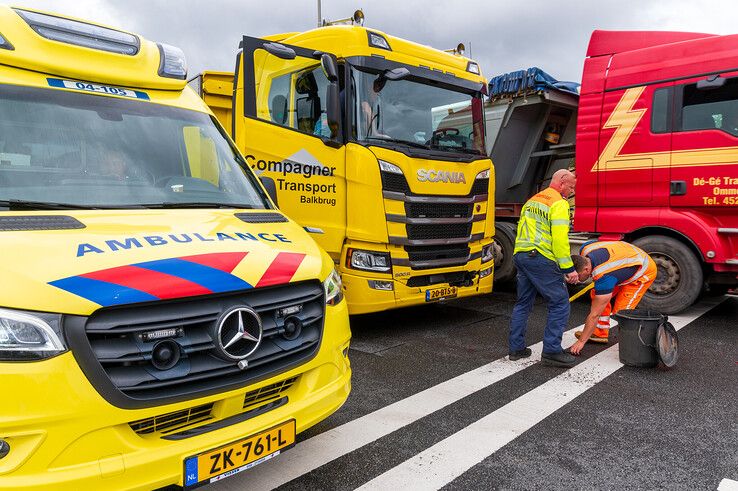 Een vrouw raakte gewond bij een kop-staartbotsing met een vrachtwagen op het verkeersplein Zwolle-Zuid. - Foto: Peter Denekamp