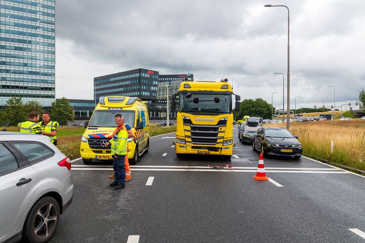 Gewonde bij kop-staartbotsing met vrachtwagen op verkeersplein Zwolle-Zuid - Foto: Peter Denekamp
