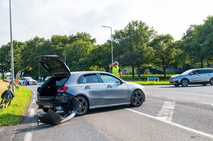 Twee auto's botsten op elkaar op de Wijheseweg (N337). - Foto: Peter Denekamp