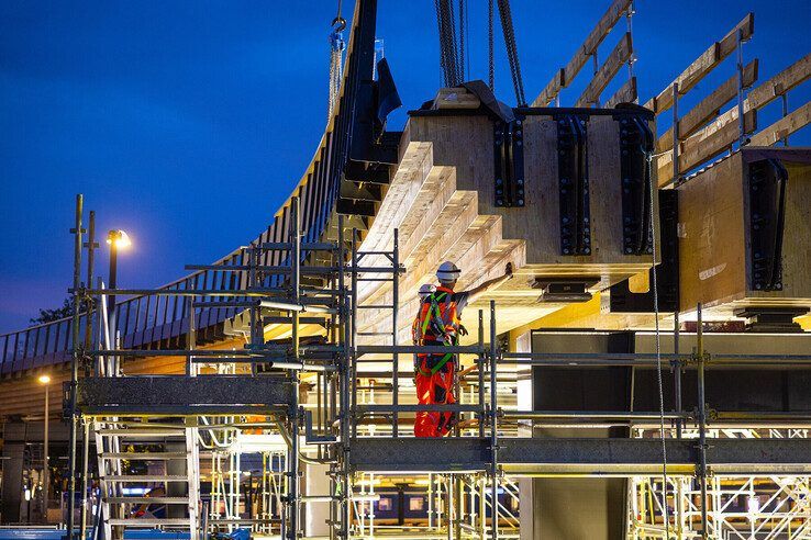 Laatste brugliggers loopbrug bij station ingehesen - Foto: Stefan Verkerk