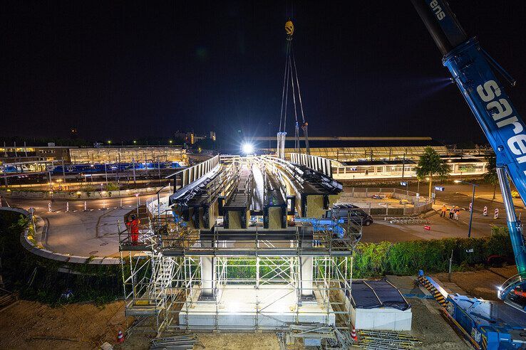 Laatste brugliggers loopbrug bij station ingehesen - Foto: Stefan Verkerk