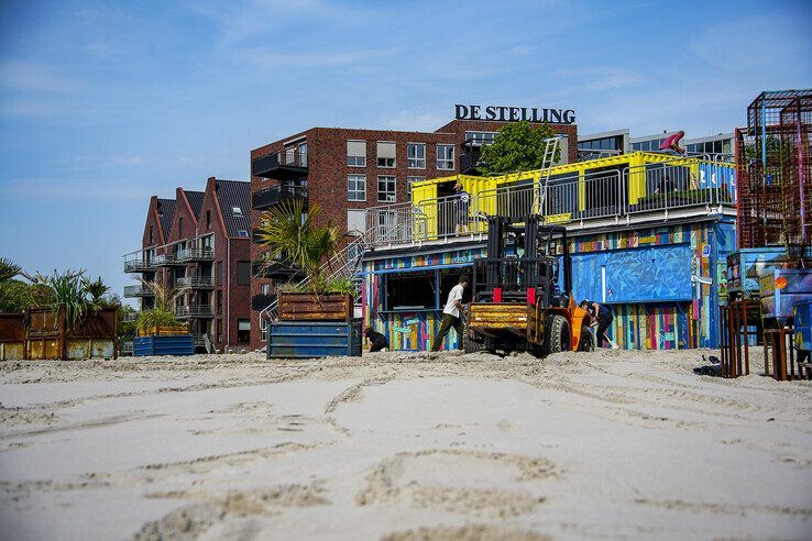 Stadsstrand op het Rodetorenplein. - Foto: Obbe Bakker