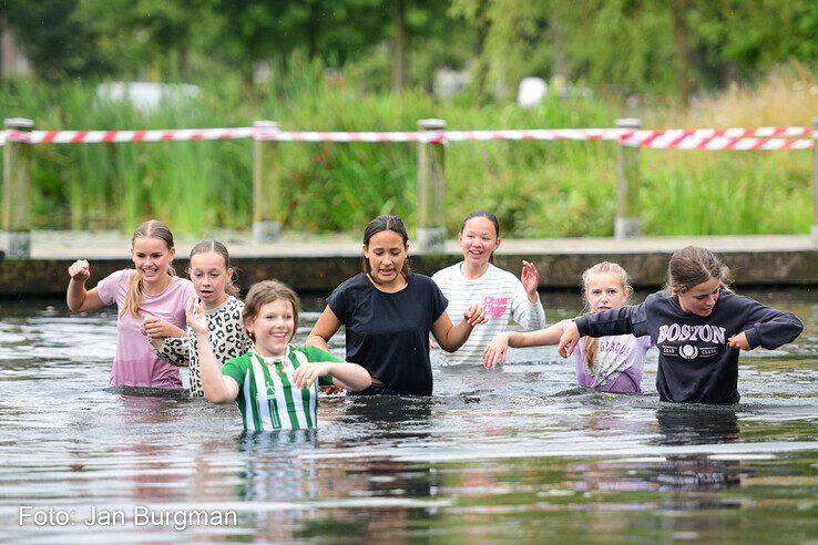 In beeld: Scholieren bijten spits af bij Zwolse MudRun - Foto: Jan Burgman