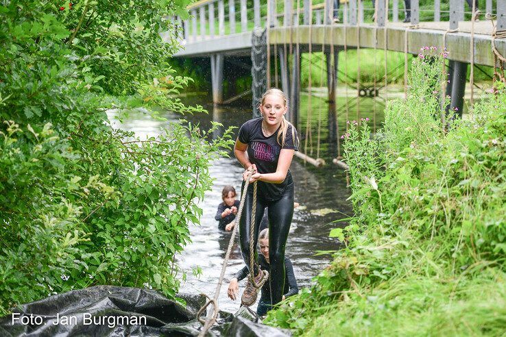 In beeld: Scholieren bijten spits af bij Zwolse MudRun - Foto: Jan Burgman