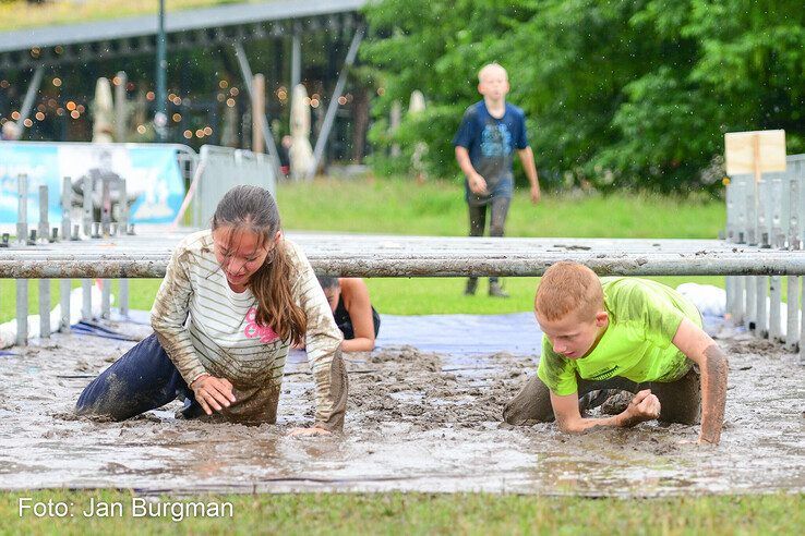 In beeld: Scholieren bijten spits af bij Zwolse MudRun - Foto: Jan Burgman