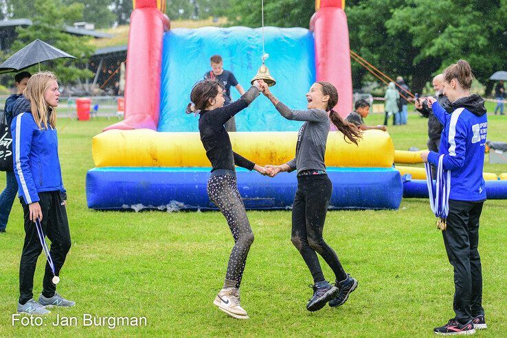 In beeld: Scholieren bijten spits af bij Zwolse MudRun - Foto: Jan Burgman