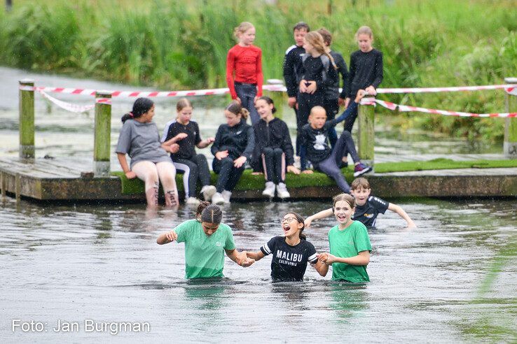 In beeld: Scholieren bijten spits af bij Zwolse MudRun - Foto: Jan Burgman