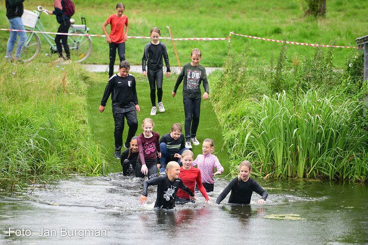 In beeld: Scholieren bijten spits af bij Zwolse MudRun - Foto: Jan Burgman