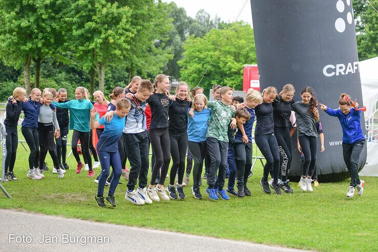 In beeld: Scholieren bijten spits af bij Zwolse MudRun - Foto: Jan Burgman