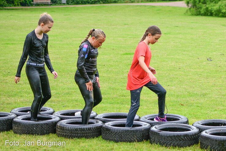 In beeld: Scholieren bijten spits af bij Zwolse MudRun - Foto: Jan Burgman