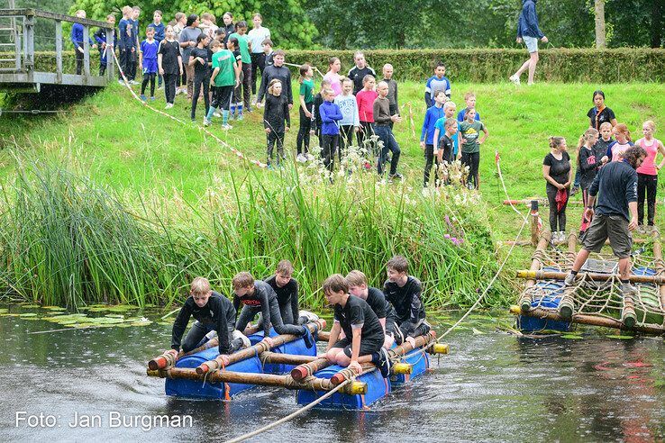 In beeld: Scholieren bijten spits af bij Zwolse MudRun - Foto: Jan Burgman