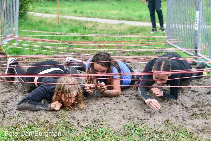 In beeld: Scholieren bijten spits af bij Zwolse MudRun - Foto: Jan Burgman