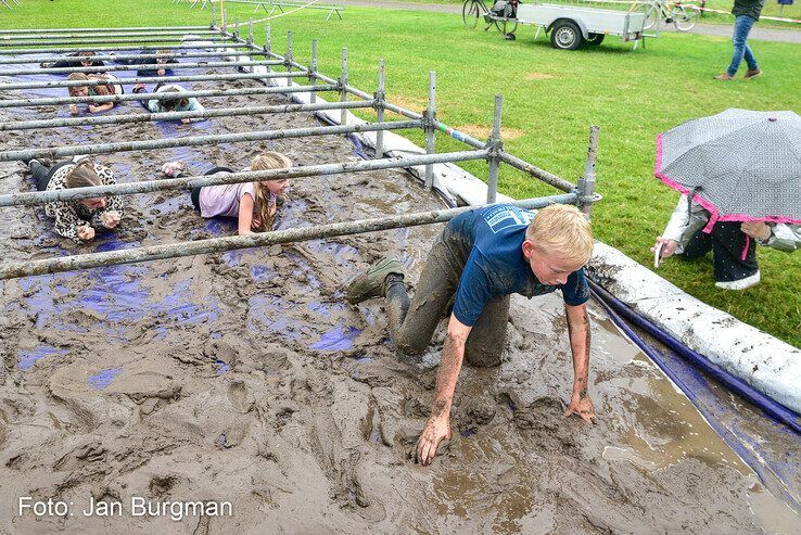 In beeld: Scholieren bijten spits af bij Zwolse MudRun - Foto: Jan Burgman