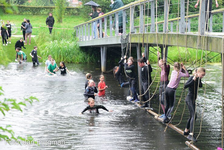 In beeld: Scholieren bijten spits af bij Zwolse MudRun - Foto: Jan Burgman