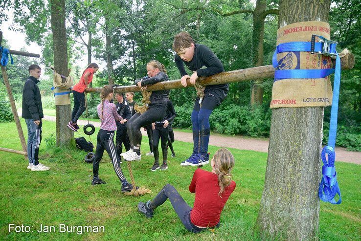 In beeld: Scholieren bijten spits af bij Zwolse MudRun - Foto: Jan Burgman