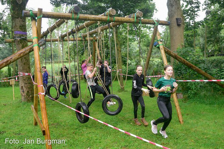 In beeld: Scholieren bijten spits af bij Zwolse MudRun - Foto: Jan Burgman