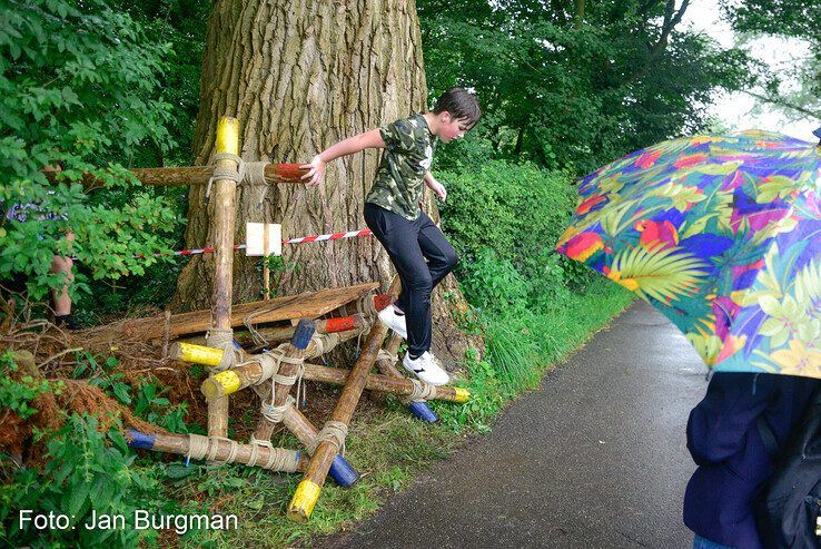 In beeld: Scholieren bijten spits af bij Zwolse MudRun - Foto: Jan Burgman