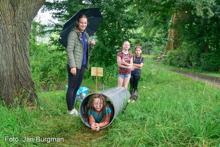 In beeld: Scholieren bijten spits af bij Zwolse MudRun - Foto: Jan Burgman