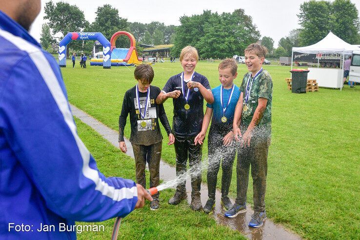 In beeld: Scholieren bijten spits af bij Zwolse MudRun - Foto: Jan Burgman