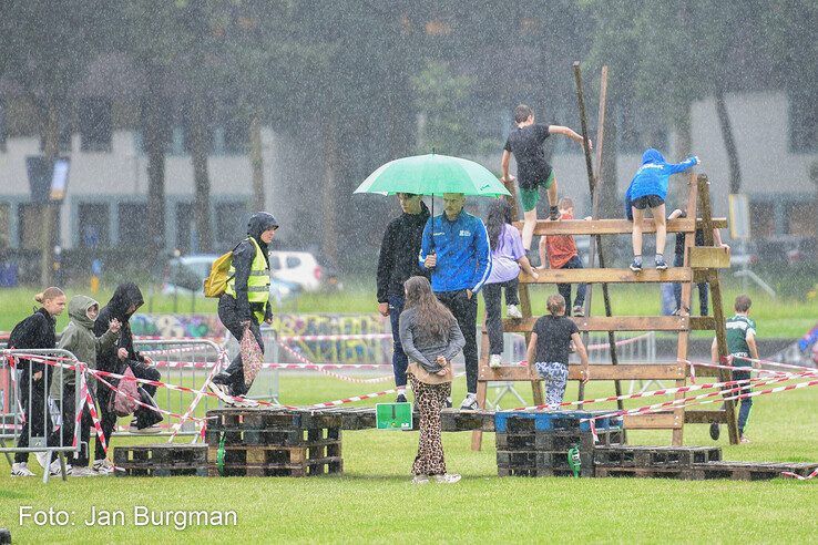 In beeld: Scholieren bijten spits af bij Zwolse MudRun - Foto: Jan Burgman