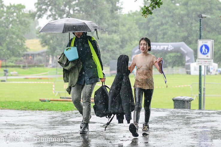 In beeld: Scholieren bijten spits af bij Zwolse MudRun - Foto: Jan Burgman