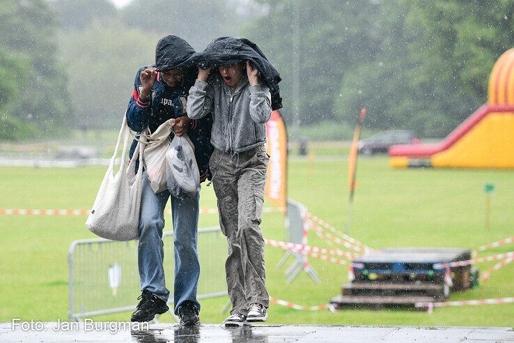 In beeld: Scholieren bijten spits af bij Zwolse MudRun - Foto: Jan Burgman