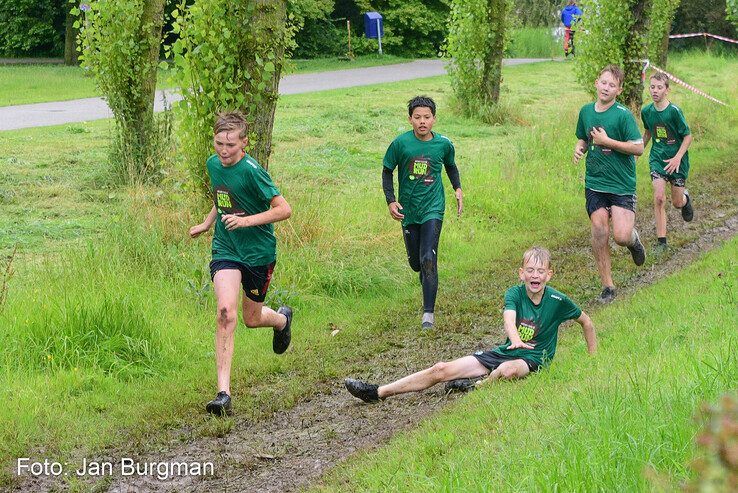 In beeld: Scholieren bijten spits af bij Zwolse MudRun - Foto: Jan Burgman