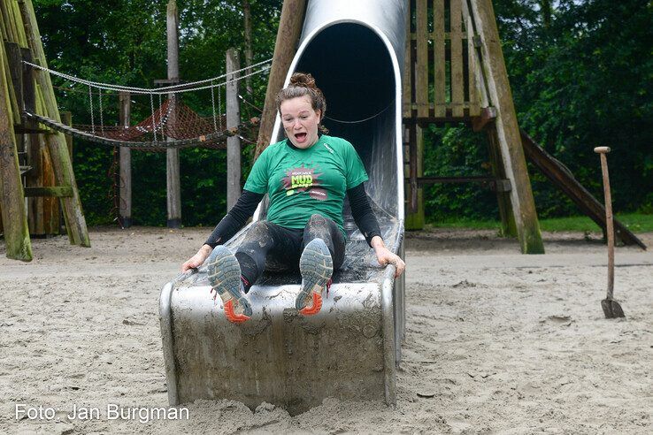 In beeld: Scholieren bijten spits af bij Zwolse MudRun - Foto: Jan Burgman