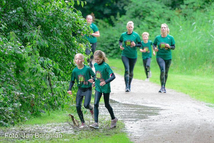 In beeld: Scholieren bijten spits af bij Zwolse MudRun - Foto: Jan Burgman