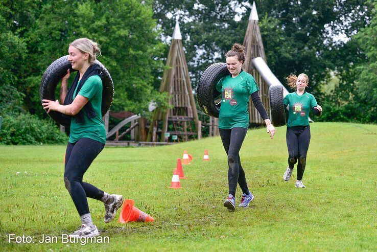 In beeld: Scholieren bijten spits af bij Zwolse MudRun - Foto: Jan Burgman