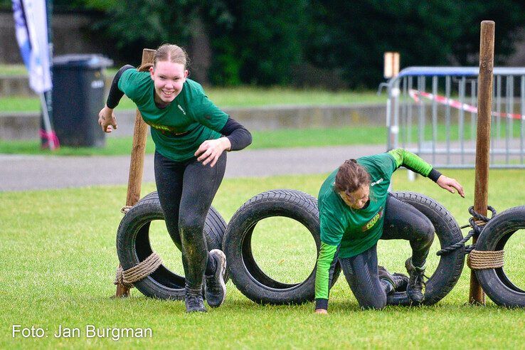 In beeld: Scholieren bijten spits af bij Zwolse MudRun - Foto: Jan Burgman