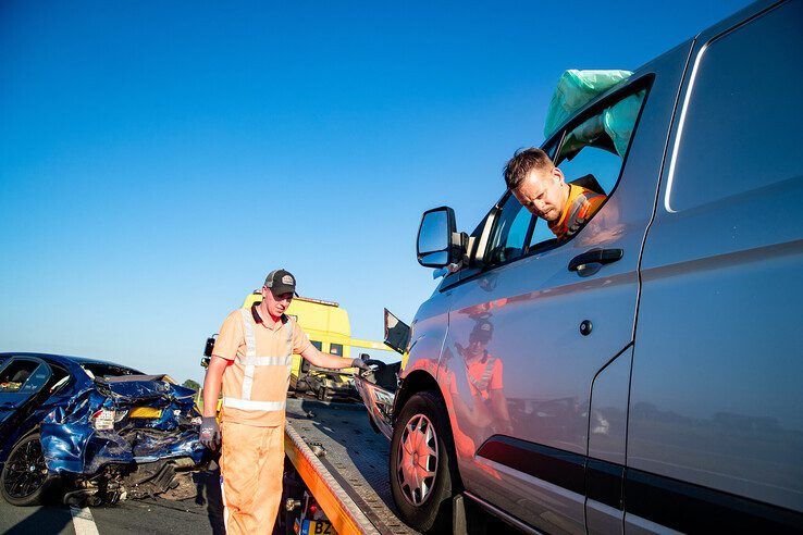 In beeld: Nieuwe Hessenweg urenlang afgesloten door ongeval met 5 gewonden