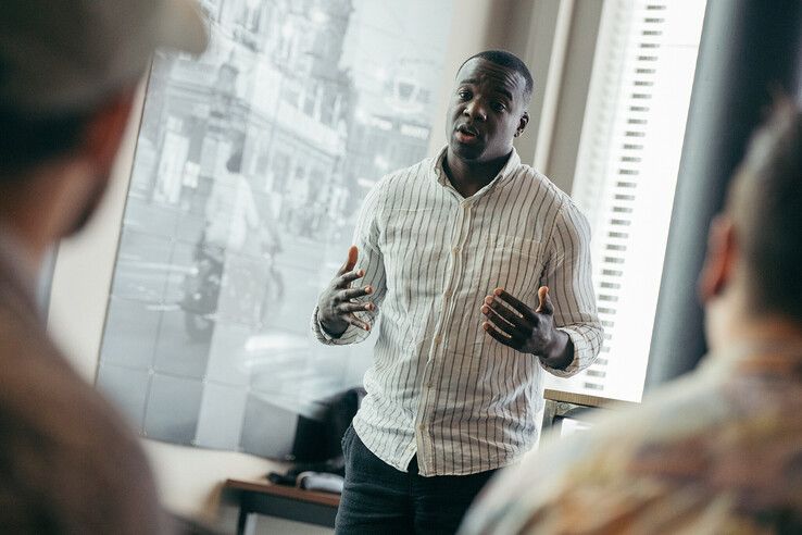 Voormalig stadsdichter van Amsterdam Gershwin Bonevacia. - Foto: Stefan Lucassen