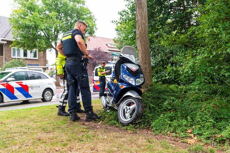 Scooterrijder onderuit in Assendorp na achtervolging door politie - Foto: Peter Denekamp