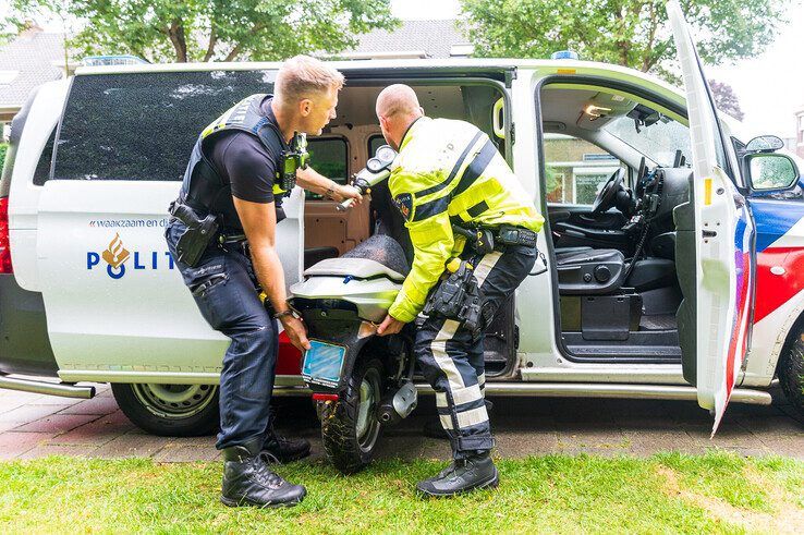 Scooterrijder onderuit in Assendorp na achtervolging door politie - Foto: Peter Denekamp