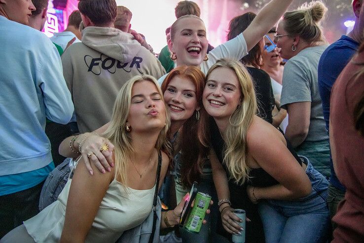 In beeld: Roxy Dekker en bier zorgen voor studenten met plezier - Foto: Obbe Bakker