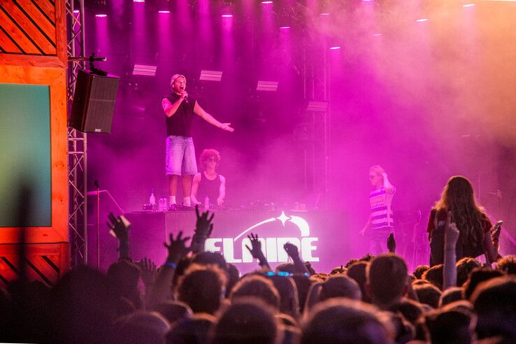 In beeld: Roxy Dekker en bier zorgen voor studenten met plezier - Foto: Obbe Bakker