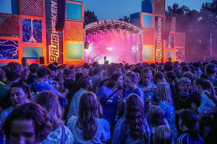 In beeld: Roxy Dekker en bier zorgen voor studenten met plezier - Foto: Obbe Bakker