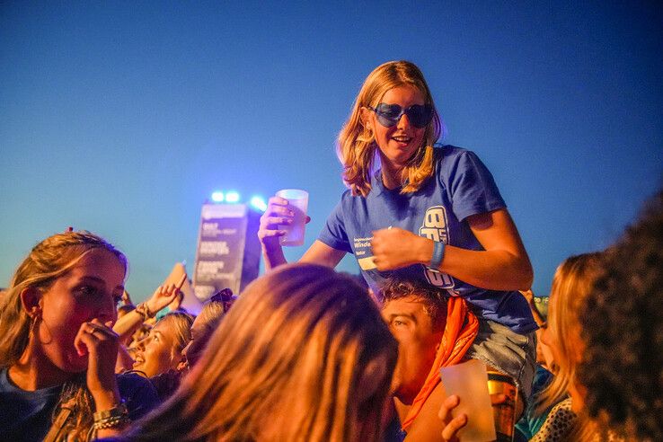 In beeld: Roxy Dekker en bier zorgen voor studenten met plezier - Foto: Obbe Bakker