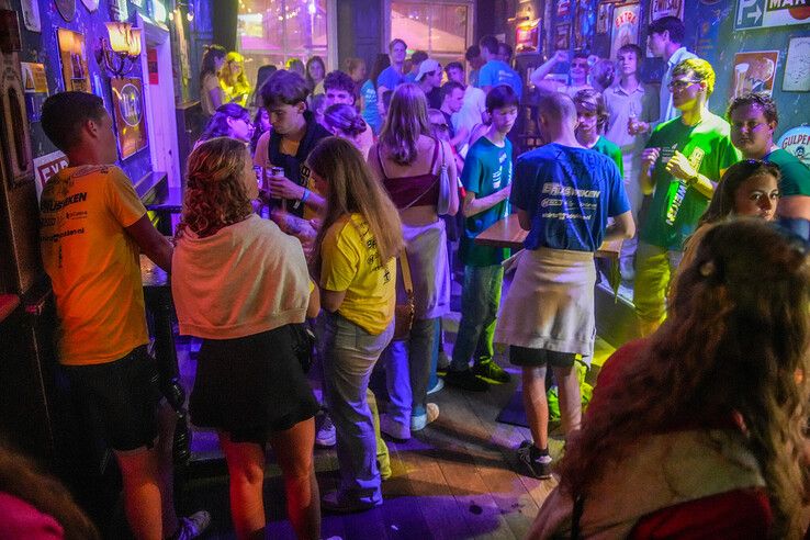 In beeld: Roxy Dekker en bier zorgen voor studenten met plezier - Foto: Obbe Bakker