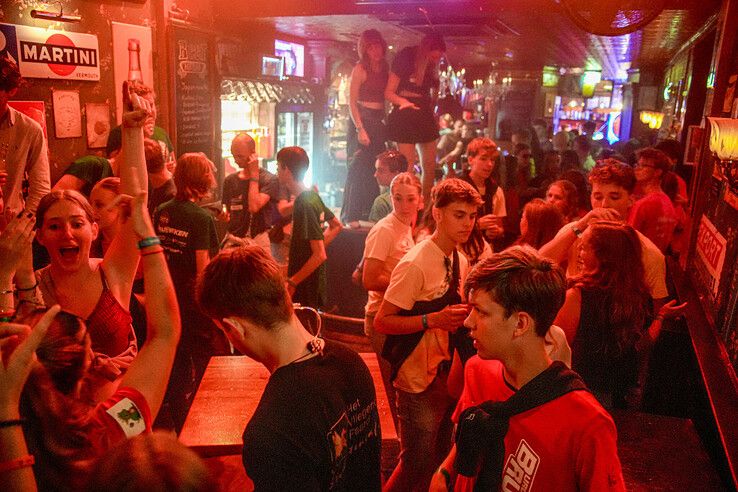 In beeld: Roxy Dekker en bier zorgen voor studenten met plezier - Foto: Obbe Bakker